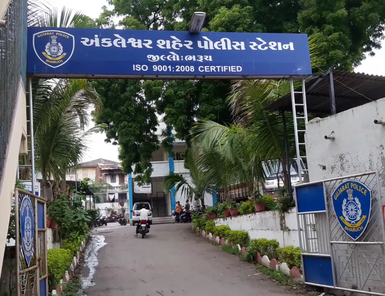 અંકલેશ્વર : વાલિયા ચોકડી નજીકથી ખેરના લાકડા ભરેલ ટ્રક સાથે એક શખ્સ ઝડપાયો