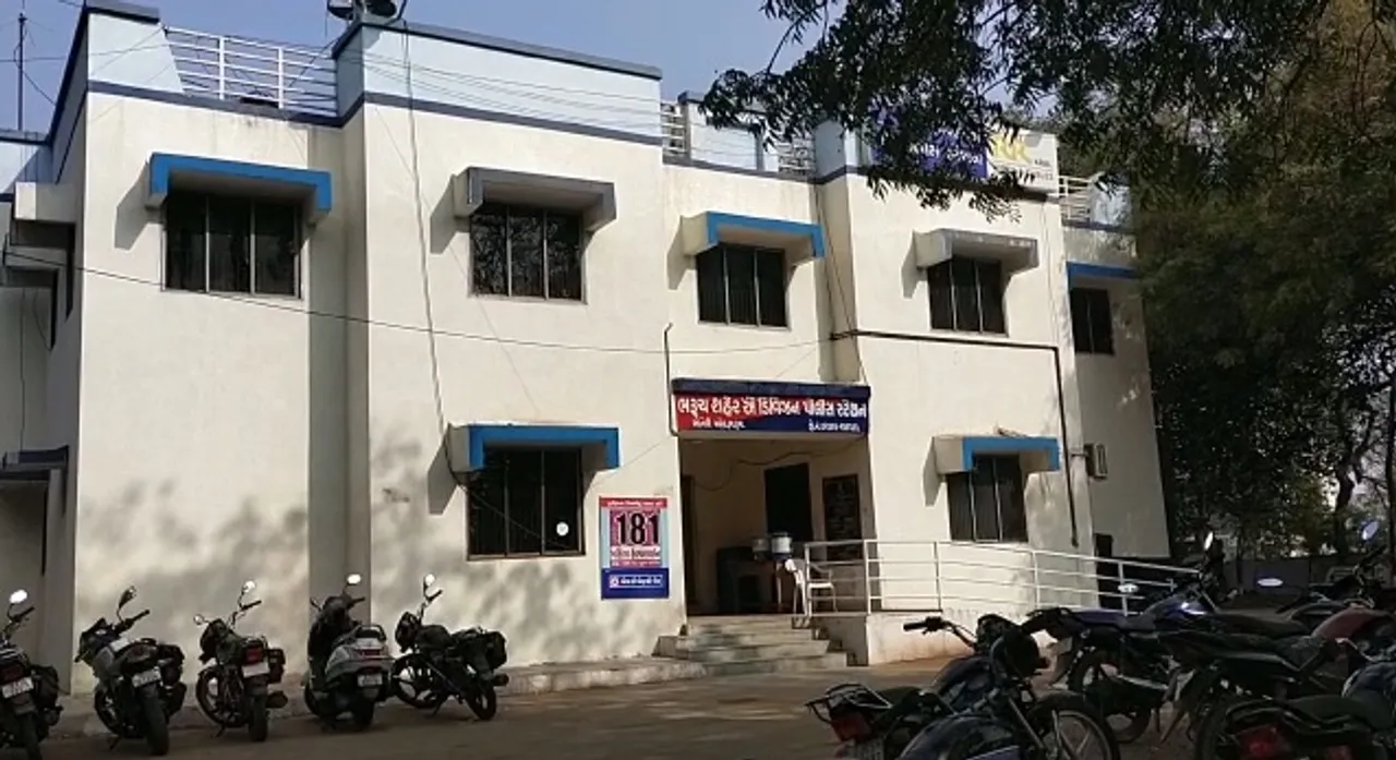 ભરૂચ : મહાત્મા ગાંધી રોડની મોબાઈલ શોપમાં પોલીસના દરોડા, ડુપ્લિકેટ એસેસરીઝ સહિત 4 ફોન મળી રૂ. 13.52 લાખનો મુદ્દામાલ જપ્ત