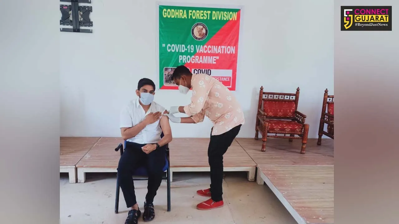 ગોધરા ખાતે વનવિભાગના અધિકારીઓ અને કર્મચારીઓએ મૂકાવી કોરોના રસી