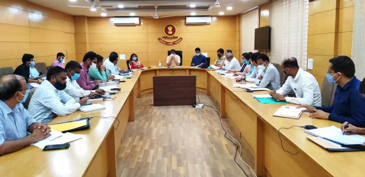 વલસાડ : કોરોના સંક્રમણને અટકાવવા ઘનિષ્ઠ કામગીરી, જિલ્લા કલેકટરે નોડલ અધિકારીઓ સાથે બેઠક યોજી