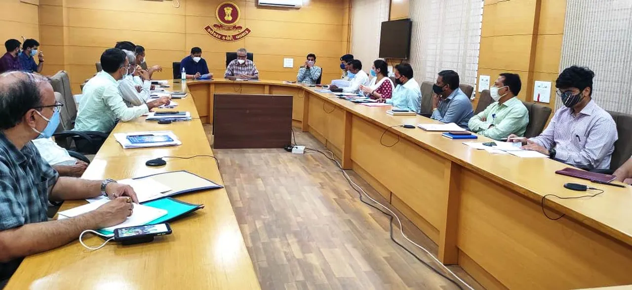 વલસાડ : જિલ્લા પ્રભારી સચિવ કે.એમ. ભીમજીયાણીએ કોરોના સંદર્ભે યોજી સમીક્ષા બેઠક