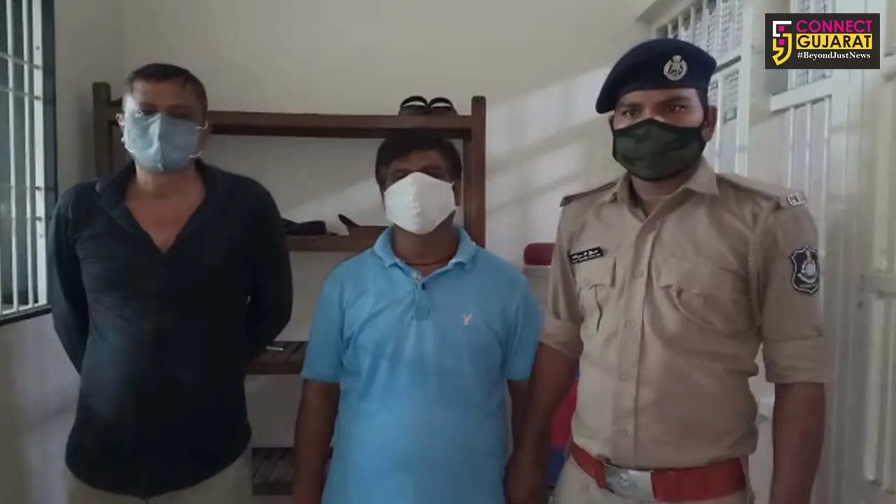 સુરત : નાગસેન નગર પાસેથી બે સટ્ટોડીયાઓને ઝડપી પાડતી પોલીસ, એક બુકી વોન્ટેડ