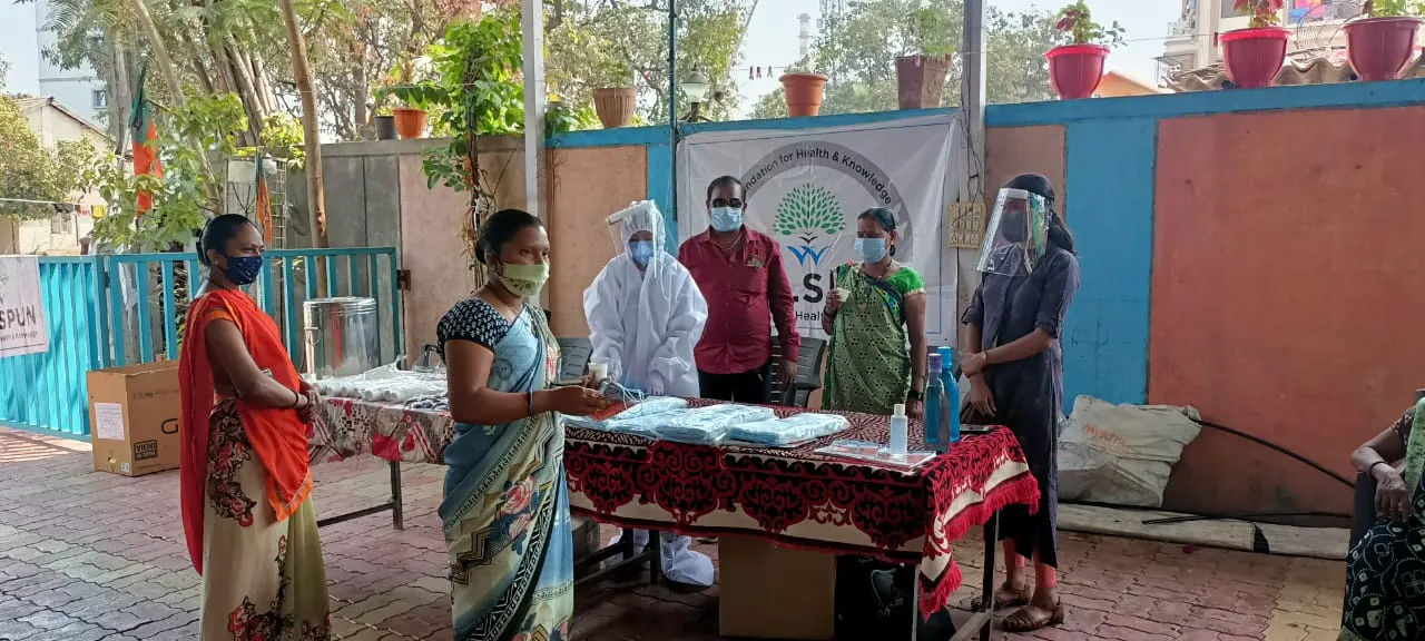 વલસાડ : કોરોના સંક્રમણ સામે રક્ષણ મેળવવા વાપી તાલુકામાં લોકોને આયુર્વેદિક ઉકાળાનું વિતરણ કરાયું