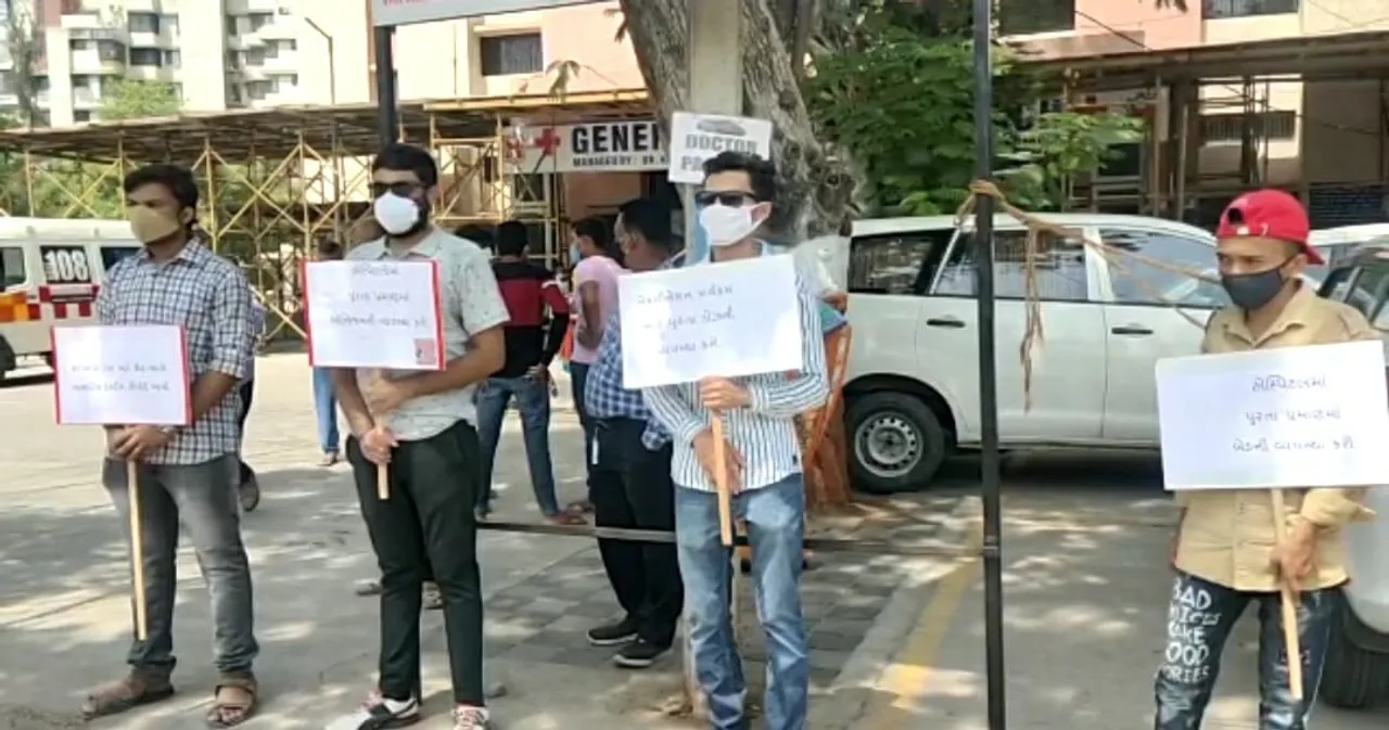 ભરૂચ: કોંગ્રેસ દ્વારા સિવિલ હોસ્પિટલ પર પ્રતીક ધરણા યોજાયા, કોરોનાકાળમાં સરકારની નીતિઓનો વિરોધ