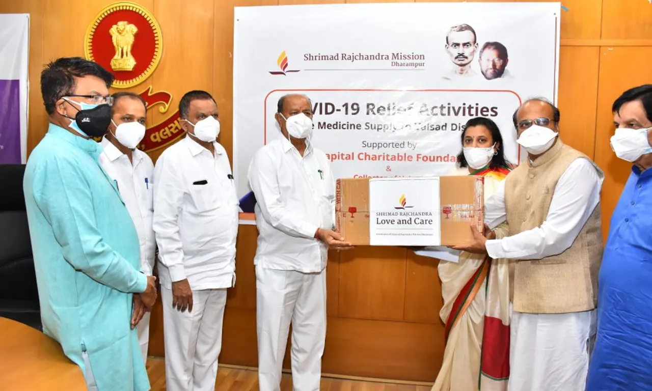 વલસાડ : શ્રીમદ્‌ રાજચંન્‍દ્ર મિશન-ધરમપુર દ્વારા કોરોનાના દર્દીઓ માટે આવશ્‍યક દવાઓ કલેક્‍ટર કચેરી ખાતે અર્પણ કરાઇ