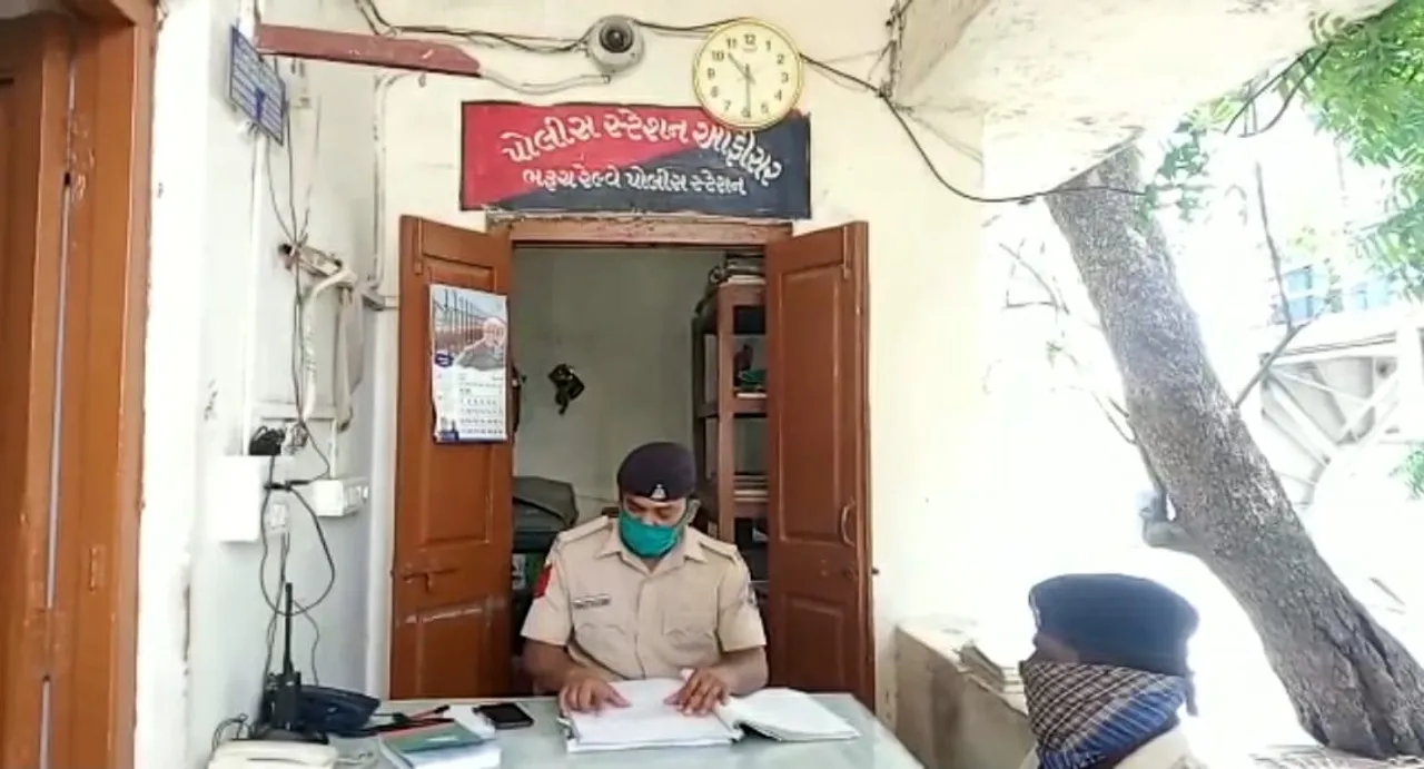 ભરૂચ: ટ્રેનમાં વિદેશી દારૂની હેરાફેરી કરતો કુખ્યાત બુટલેગર જીતુ ખત્રી ઝડપાયો