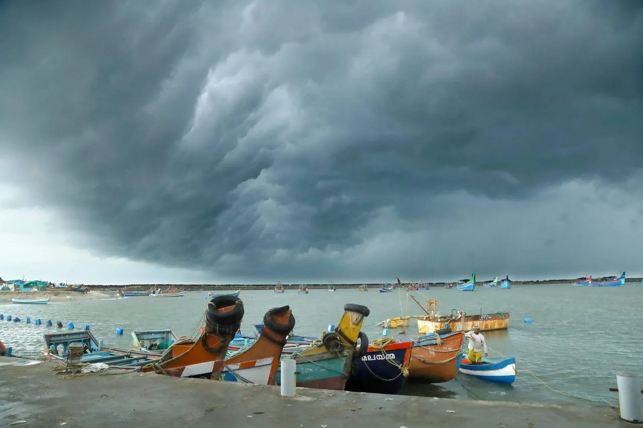 તાઉતે વાવાઝોડા બાદ હવે દેશમાં ચક્રવાત “યાસ”નો ખતરો, ઓડિશા-બંગાળમાં વાવાઝોડું ત્રાટકવાની શક્યતાના પગલે એલર્ટ