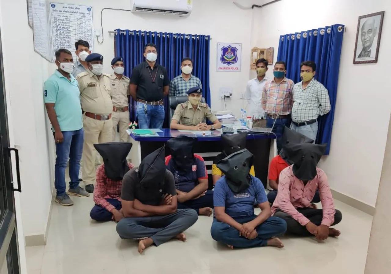 ભરૂચ : નેત્રંગ પાસે ભેંસો ભરેલાં ટેમ્પાની લુંટના ગુનામાં સાત આરોપીઓને ઝડપી પાડતી પોલીસ