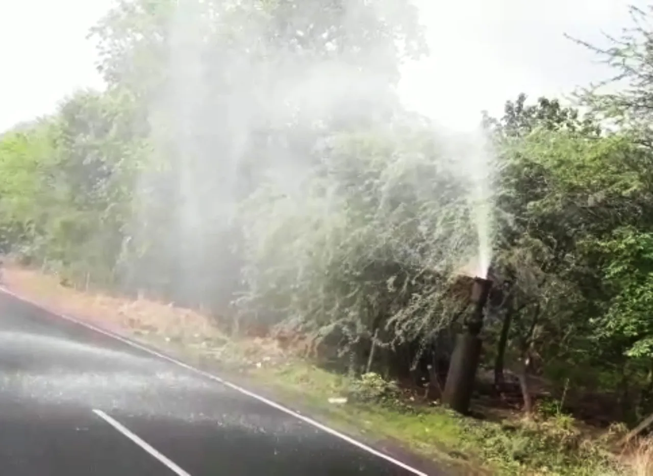 પંચમહાલ : હાલોલ-પાવાગઢ રોડ પર નર્મદાની પાઈપ લાઈનમાં સર્જાયું ભંગાણ, લાખો લીટર પાણીનો વેડફાટ