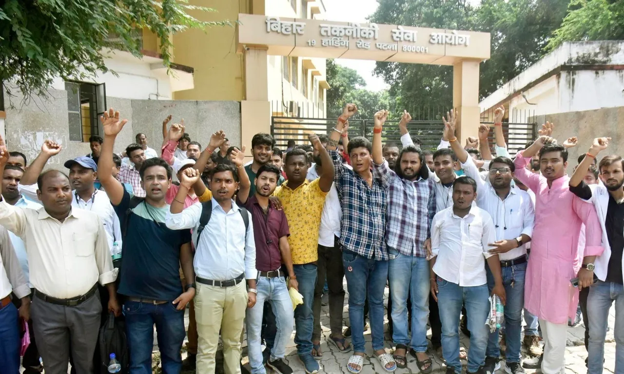 स्टूडेंट क्रेडिट कार्ड के नाम पर क्या छात्रों से खेला जा रहा है?