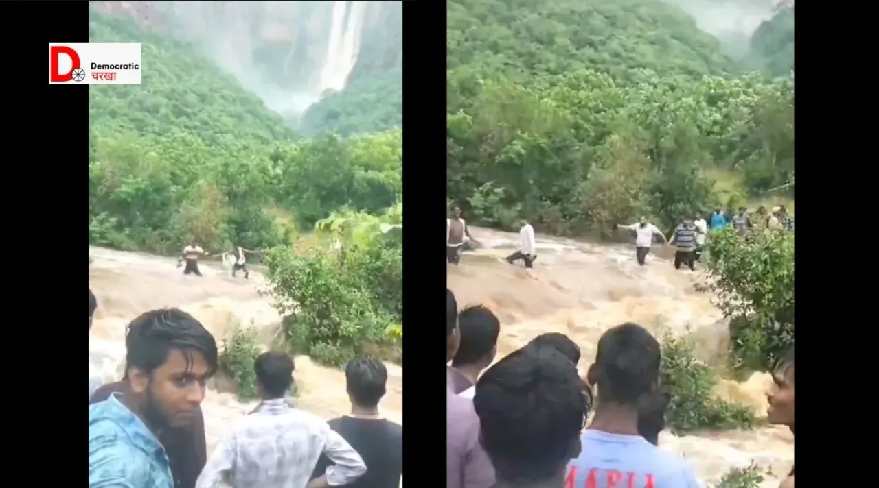 रोहतास वाटरफॉल में फिर बढ़ा पानी