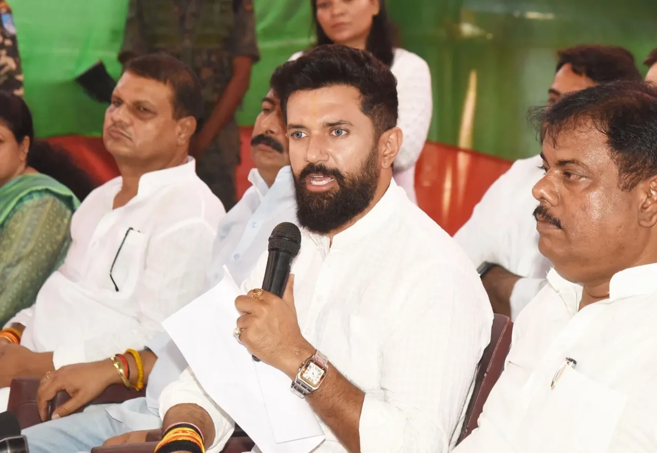 राजद नेता अब्दुल बारी पर बरसे चिराग, कहा- तेजस्वी को मिलेगा जवाब