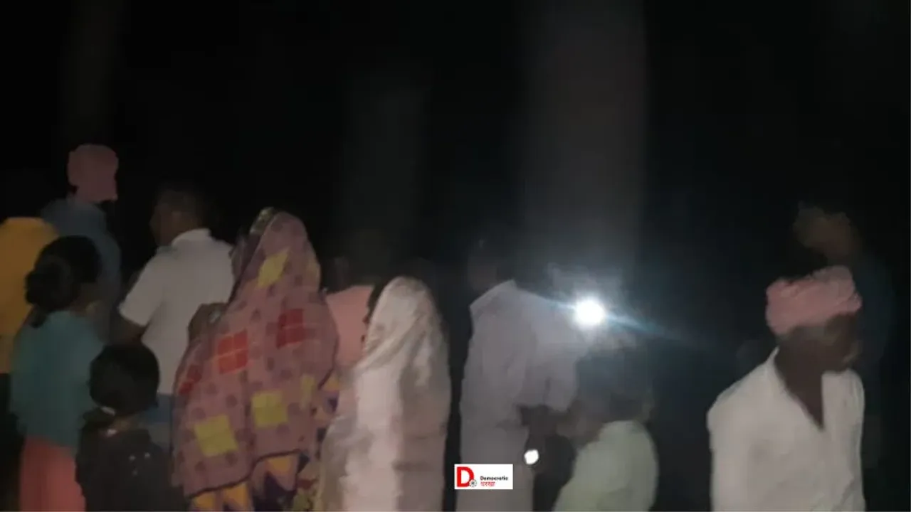 हादसे के बाद जुटी भीड़