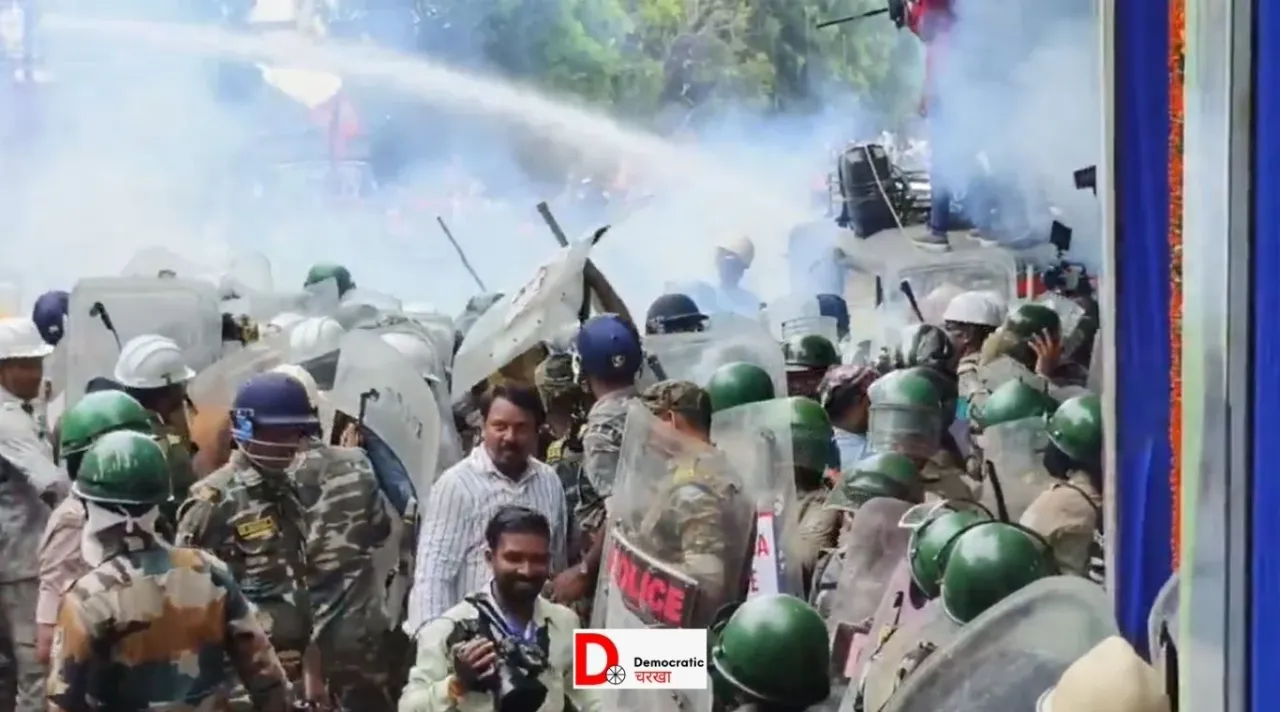 आक्रोश मार्च पर पानियों की बौछार