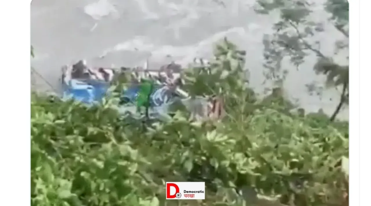 बस नदी में गिरी