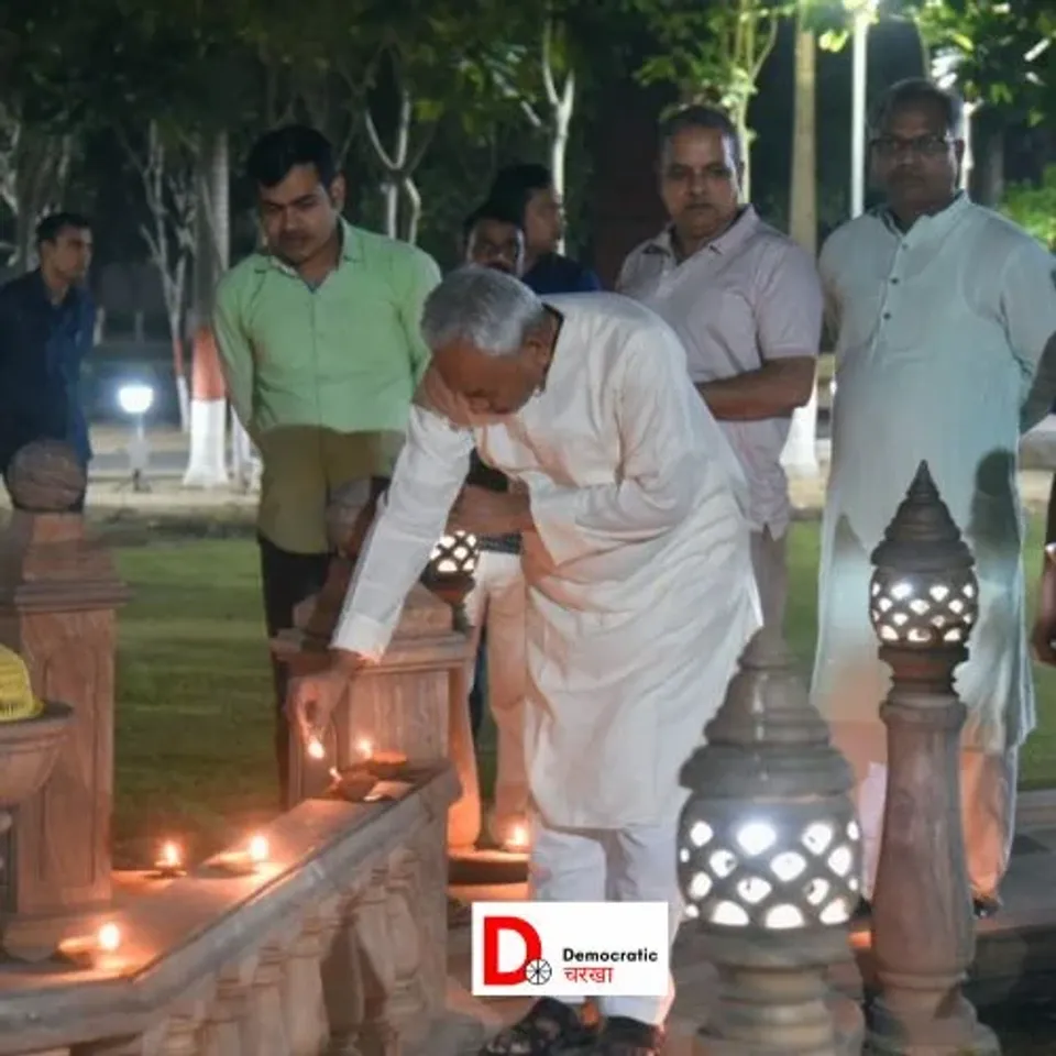 दीप जलाते मुख्यमंत्री