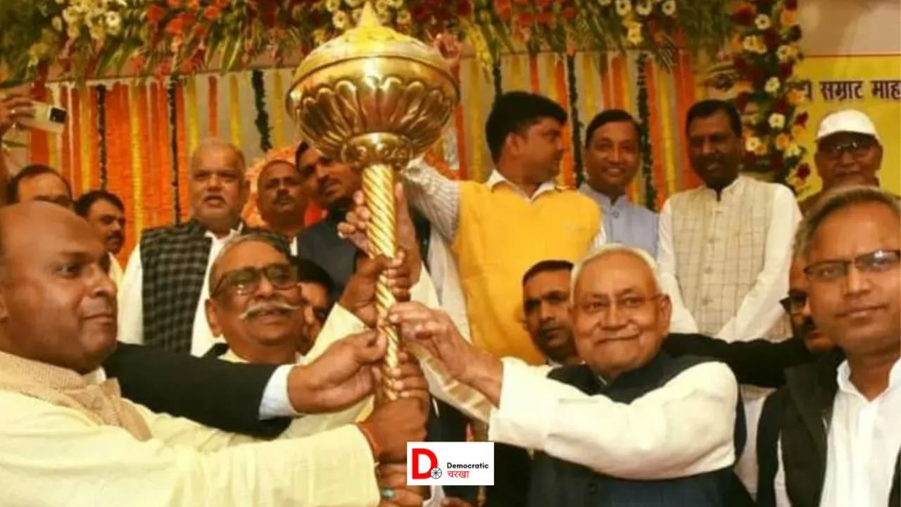 नीतीश कुमार को गदा की भेंट