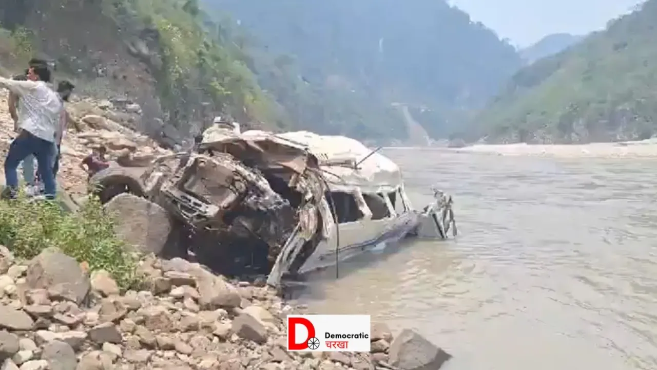 उत्तराखंड में ट्रैवलर नदी में गिरी