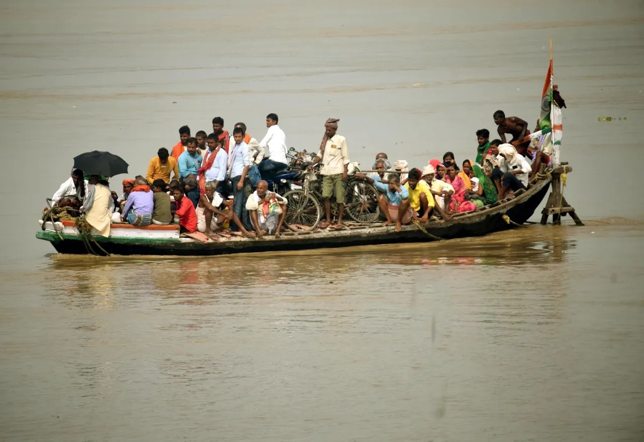 गोपालगंज में बाढ़ से कई लोग सड़क पर, सरकार और मीडिया बेफ़िक्र