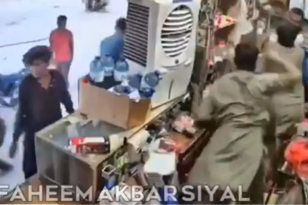 Pakistan Viral Video: Height! Pakistanis Fight Over 2 Kg Atta, Customer Hits Shopkeeper With Knife and Stick