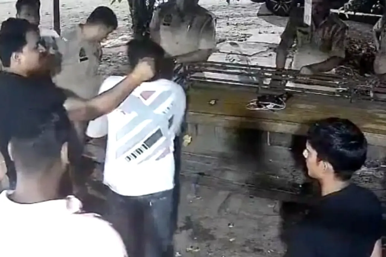 Bulandshahr Viral Video, Cop Slaps shopkeeper