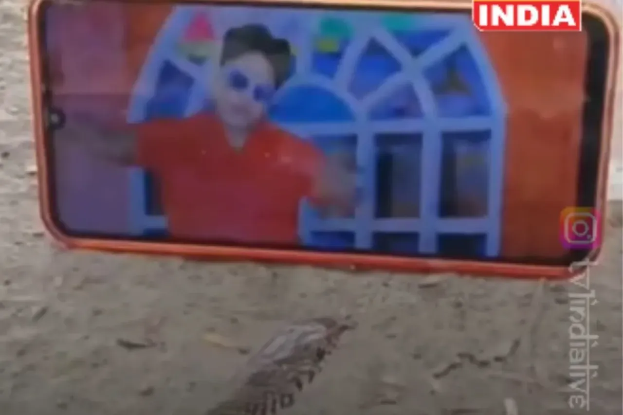 Snaking watching Bhajpuri song