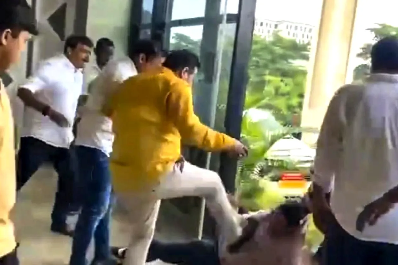 Odisha Viral Video IAS Officer Beaten By BJP Councillors