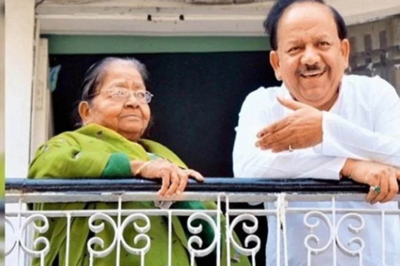 Union health minister Harsh Vardhan donates his mother's eyes, body for scientific research after demise