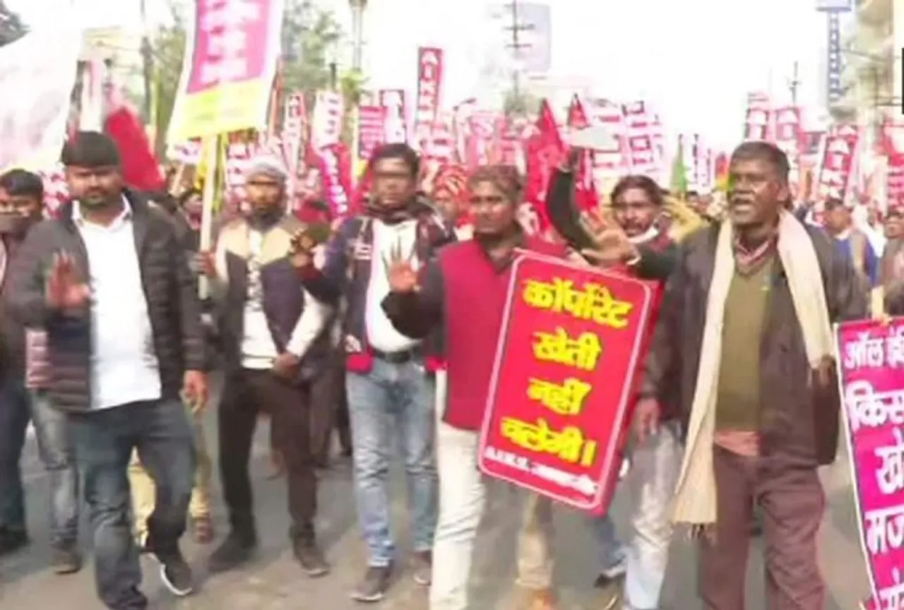 Amid farm protest-  Protestors march to Governor’s house in Patna against farm laws, lathicharged