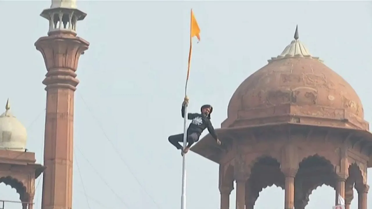 Farrmer's Tractor Rally: Protesters hoisted their flag at Red Fort in Delhi
