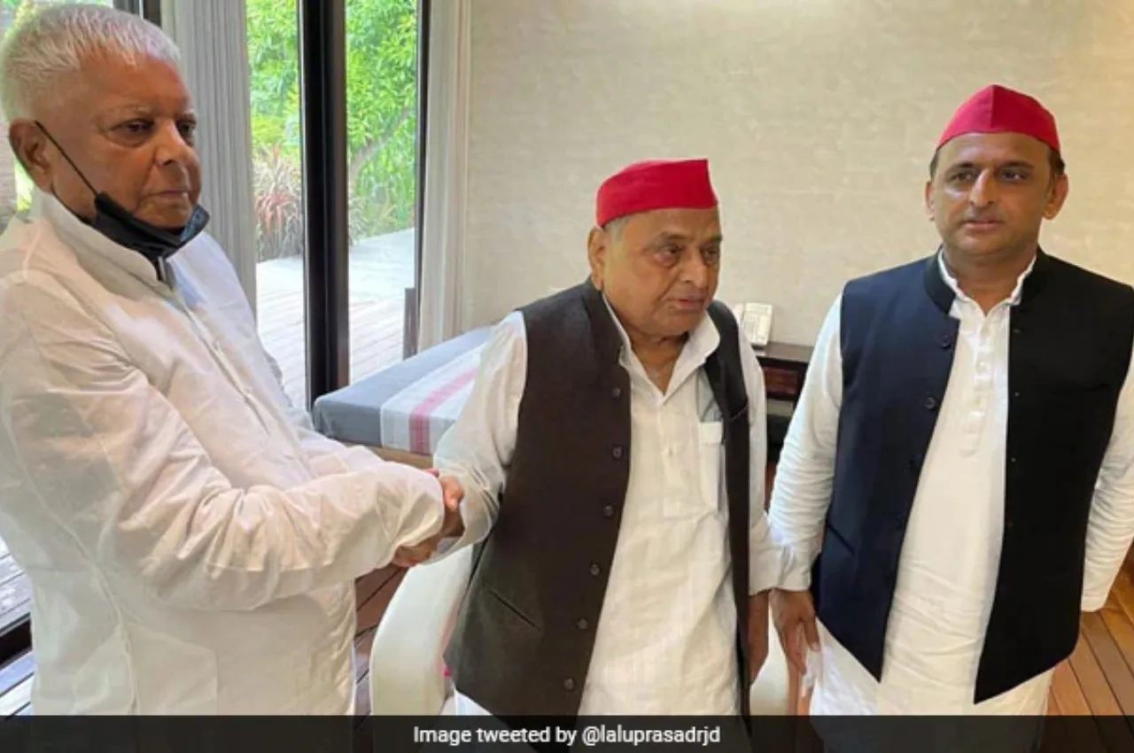 Lalu Yadav Meets Mulayam Singh Yadav ahead of UP polls
