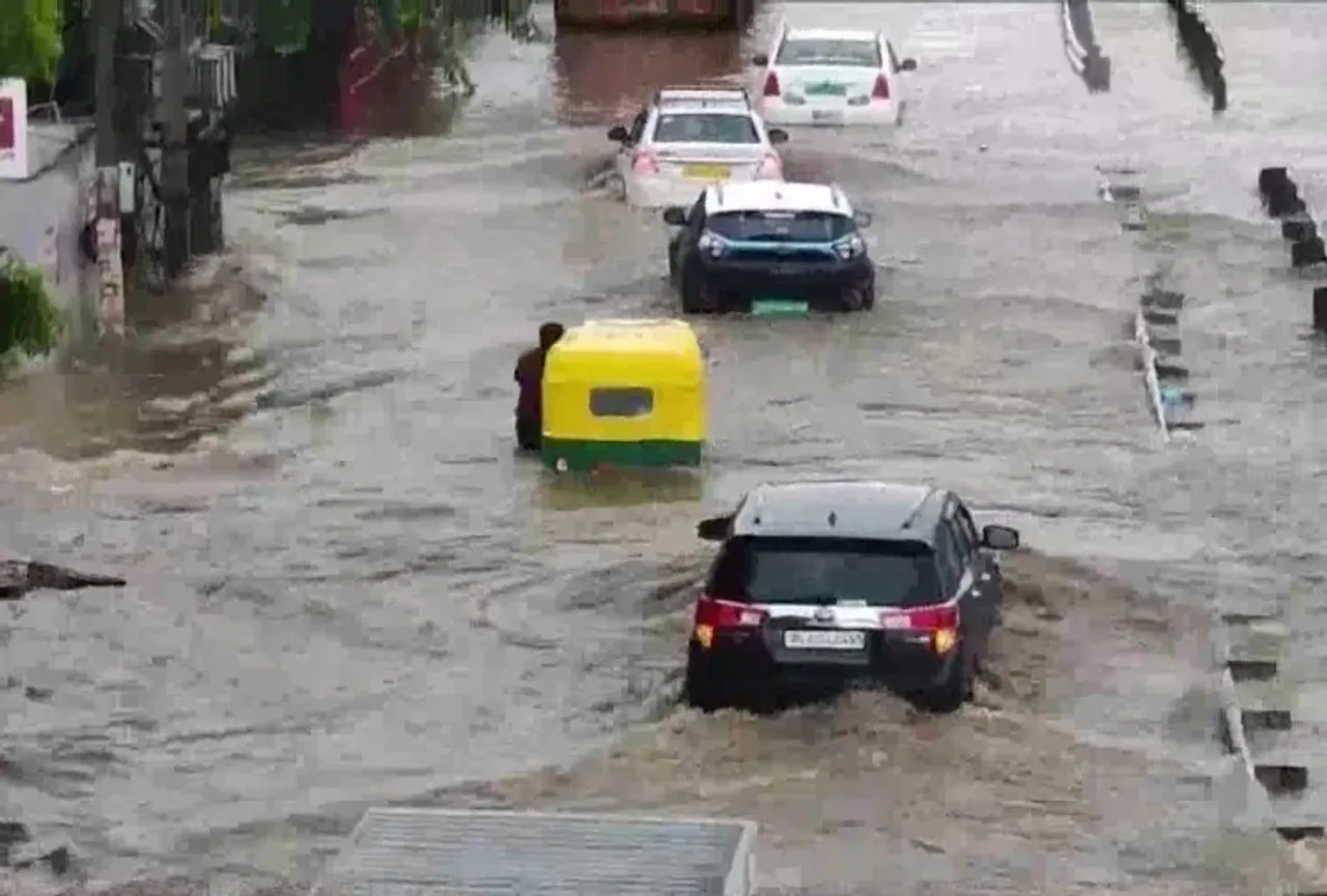 Heavy rains lashed Delhi, breaks record of 12 years