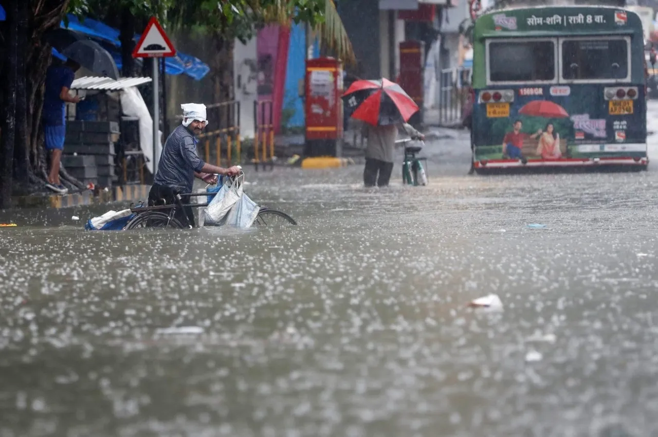 Bus conductor saves lives in heavy rainfall; rescued father-son clinging on the bus's wheel