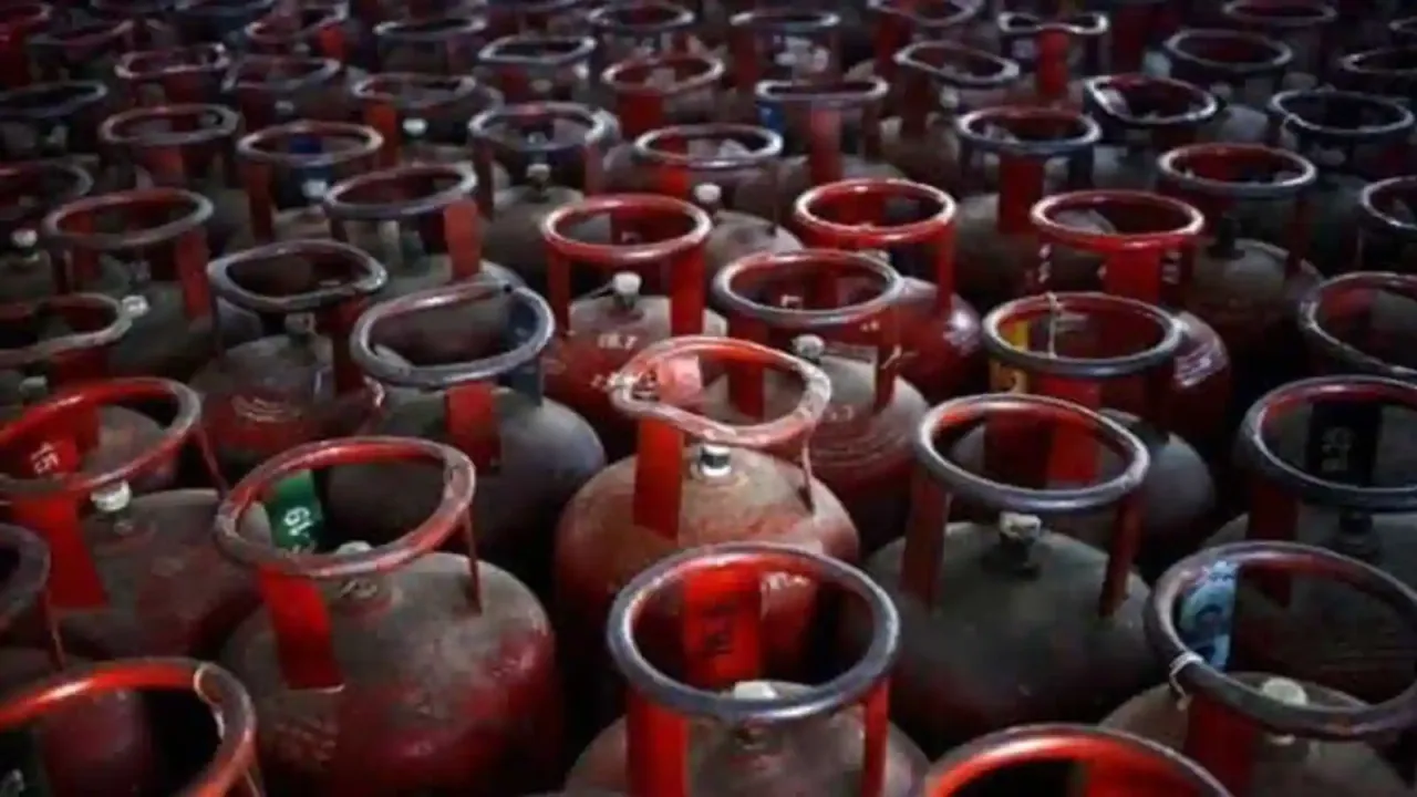 Commercial LPG Price Reduced By ₹ 135 Per Cylinder
