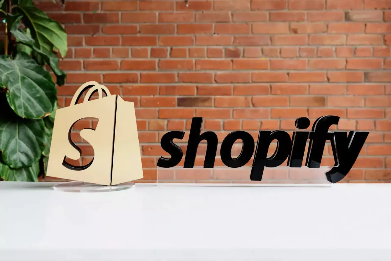 Shopify lays off employees