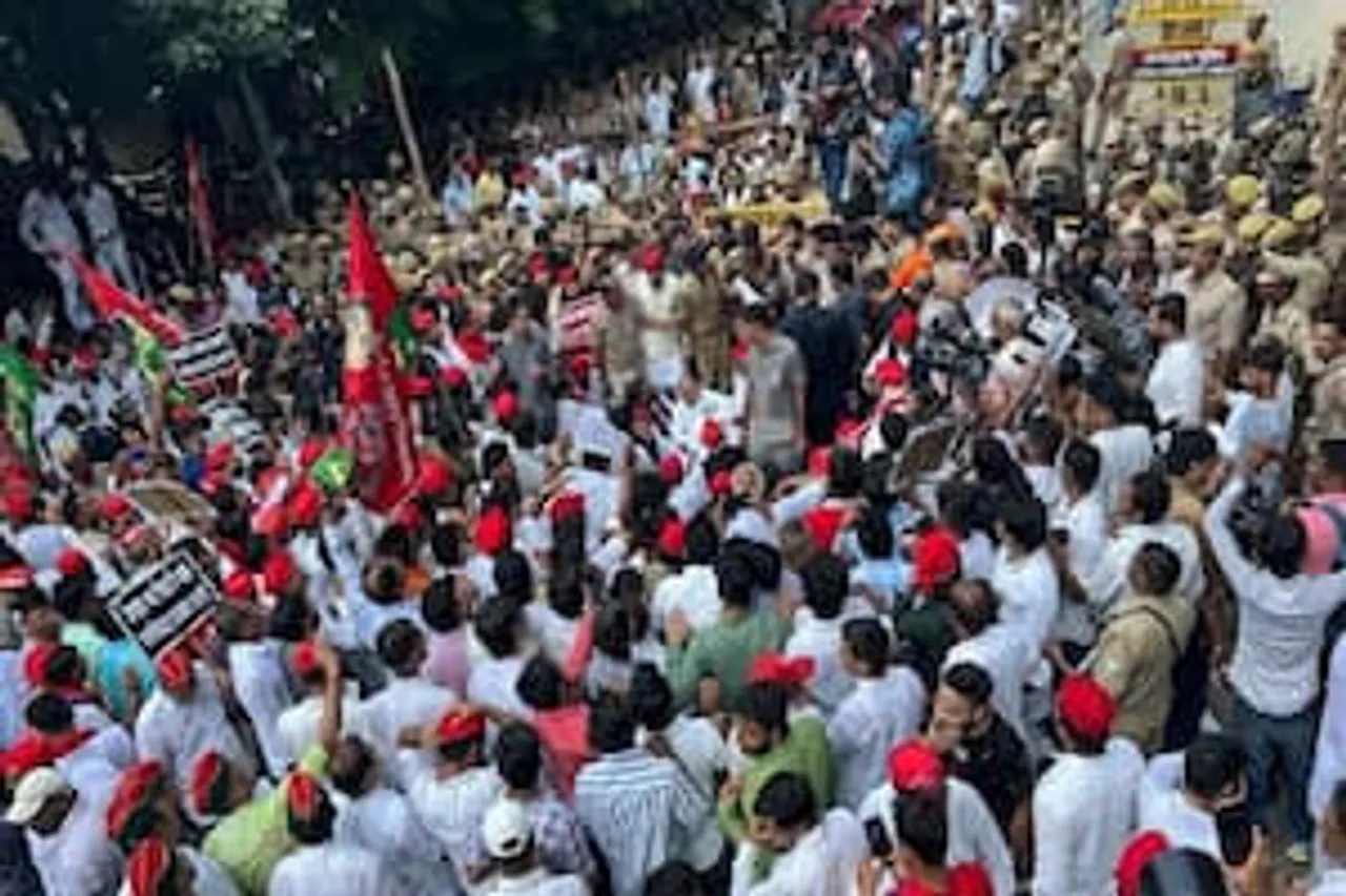 Akhilesh yadav protest
