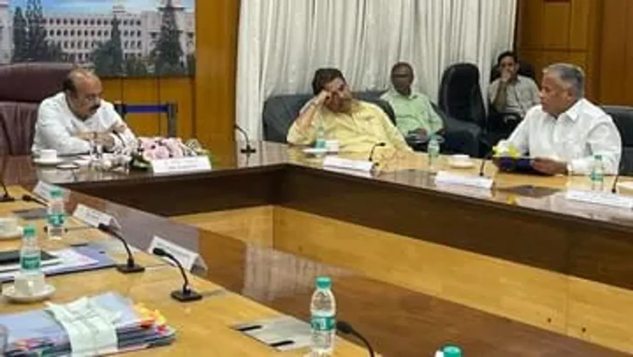 Karnataka minister sleeps
