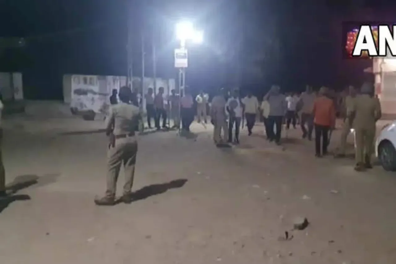 Gujarat Navratri stone pelting