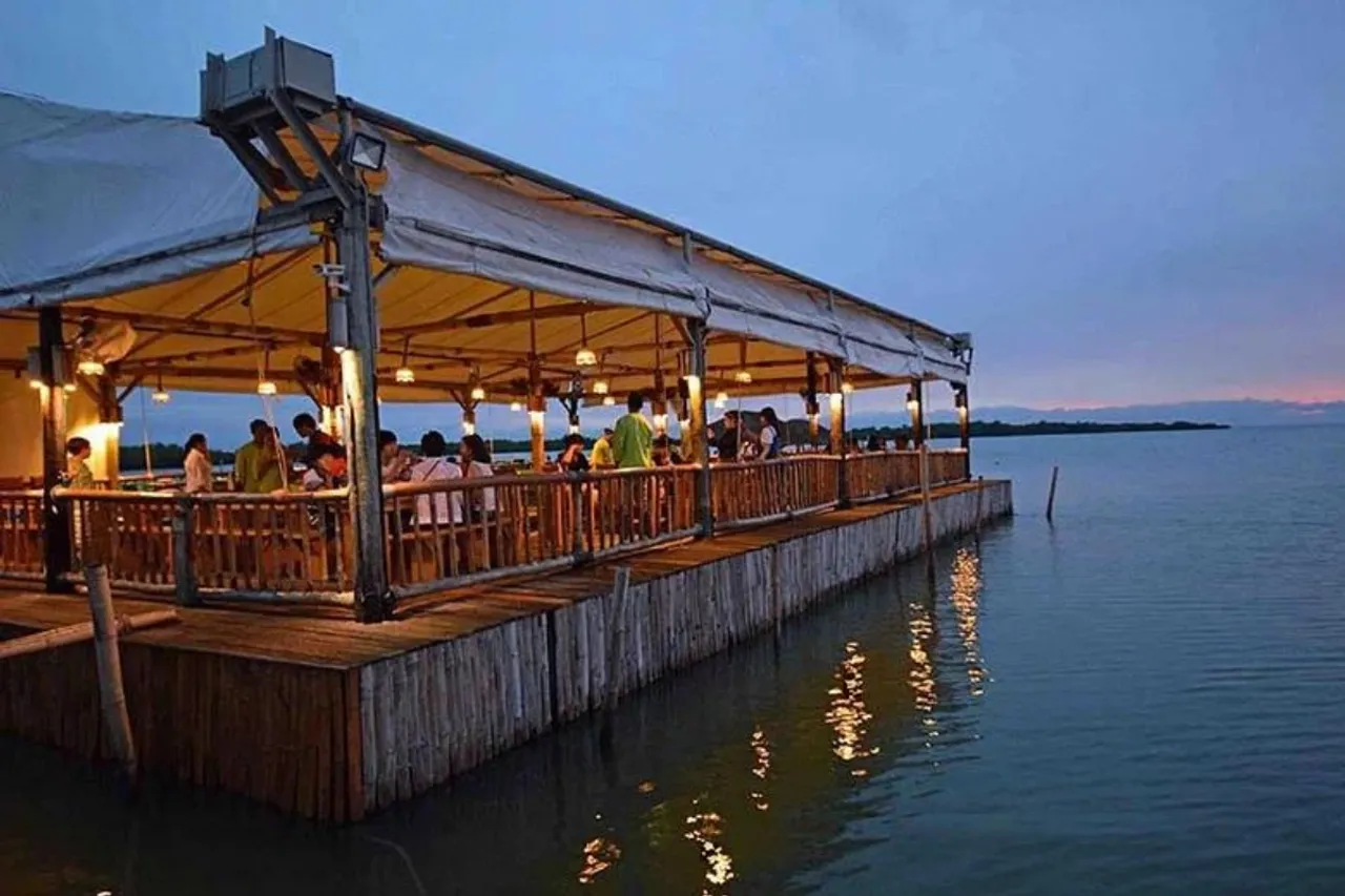 Floating restaurant