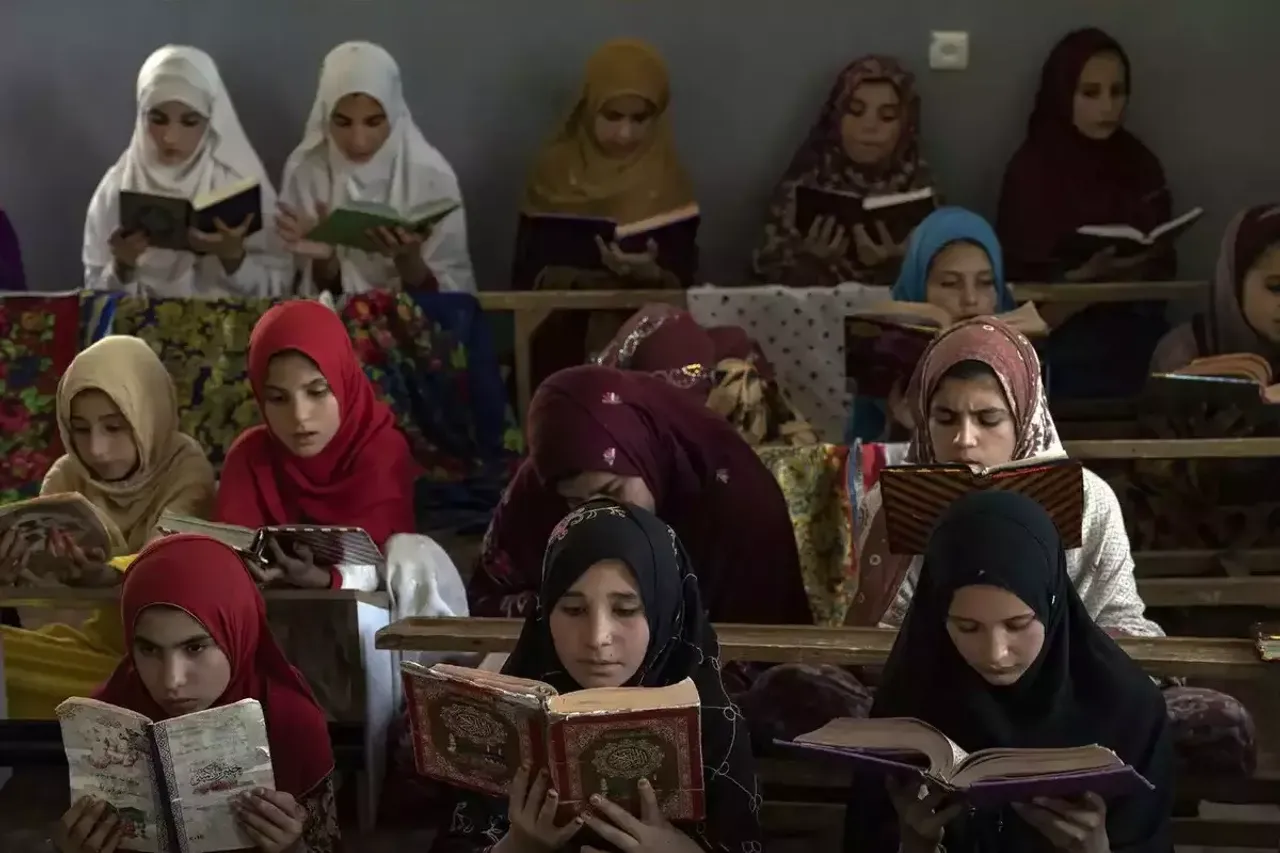 Afghan girls poisoned