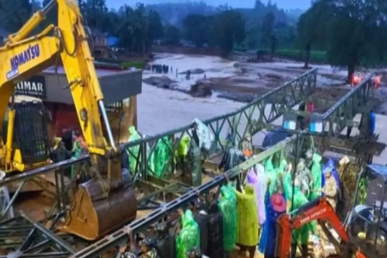 Wayanad Landslide: Heroic! Indian Army's Herculean Effort to Construct Bailey Bridge Over Flooded River Earns Praise, Watch