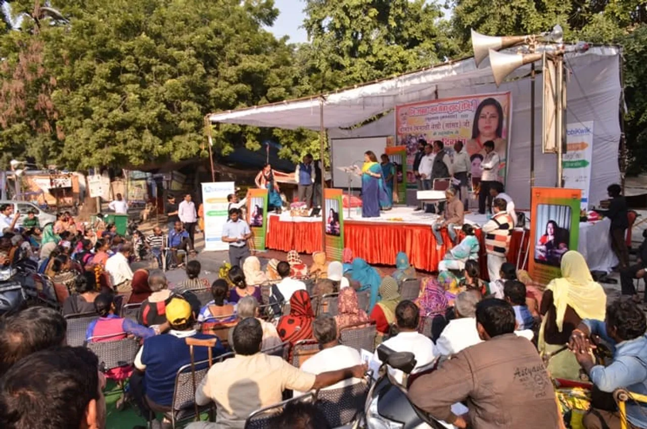 Ms. Meenakshi Lekhi spreading digital awareness among traders.