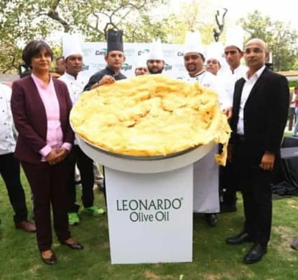 L R Neelima Burra CMO Cargill Foods Chefs from Quality Restaurant Mr. Deoki Muchhal MD Cargill Foods and Indias Largest Bhatura fried in Leonardo Olive Oil min x