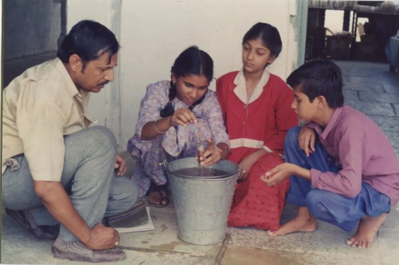 How Students In Government Schools Are Learning Through Microscopes, Laboratories & Experimentation