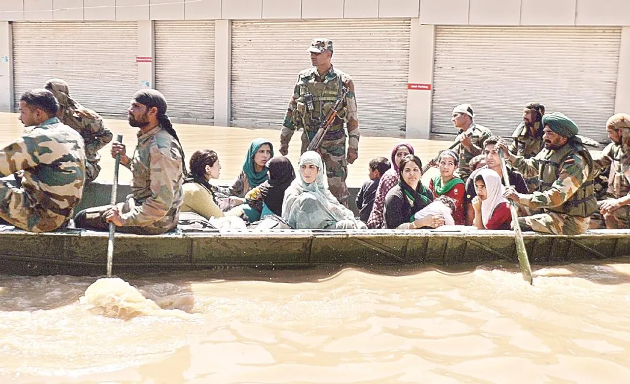 The Unsung Heroes Of Kashmir Who Put Their Own Lives In Jeopardy To Help Others Deal With The Flood