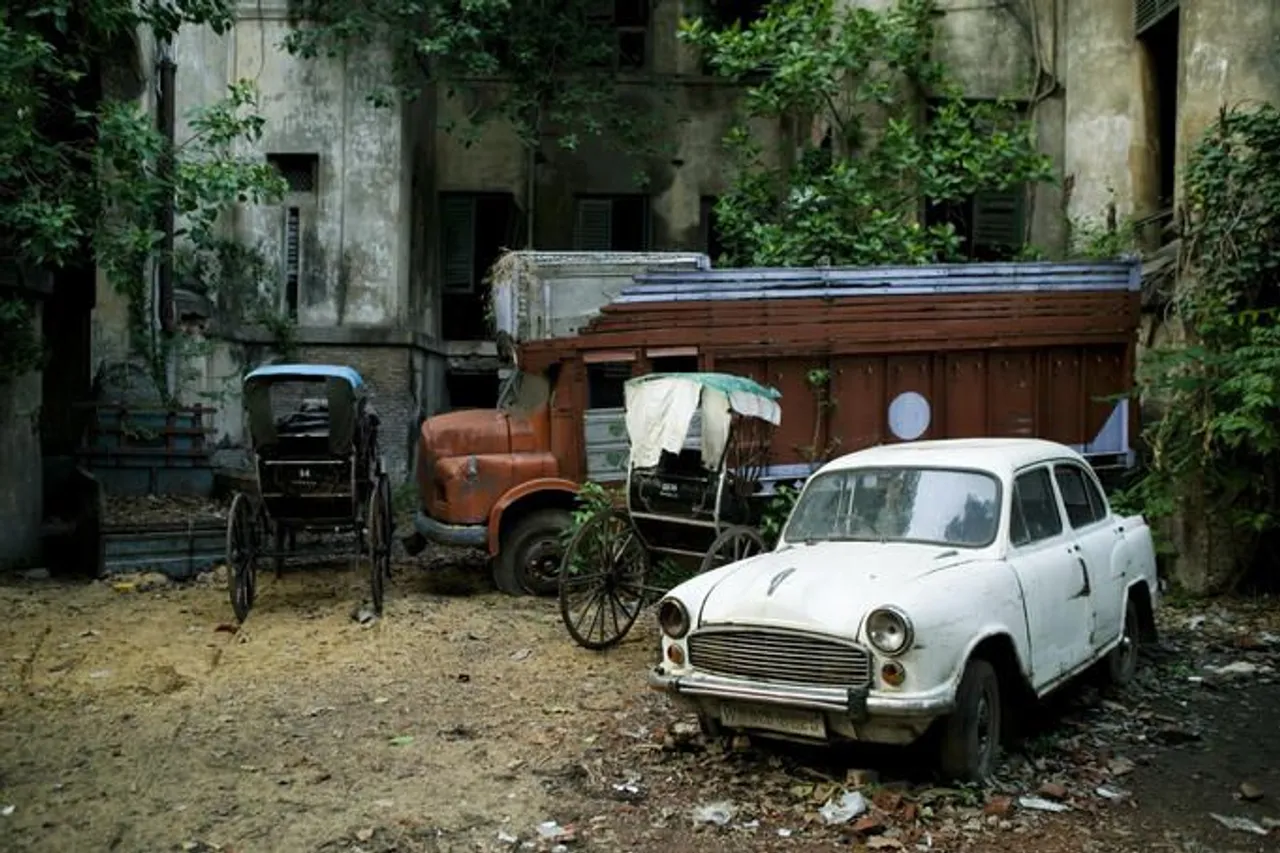 How Whatsapp is being used to Report Abandoned Vehicles and Fight Crime in Ahmedabad