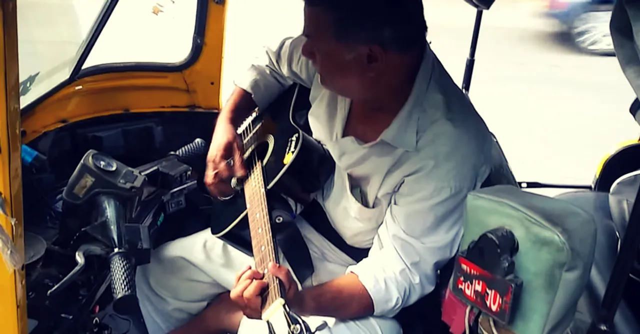 VIDEO: Watch an Auto Driver Surprise his Passenger by Strumming the 'Sholay' Theme on his Guitar