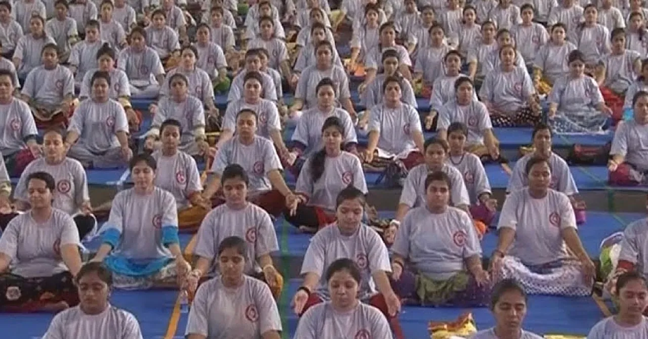 VIDEO: 1632 Pregnant Women Perform Yoga, Set Guinness World Record