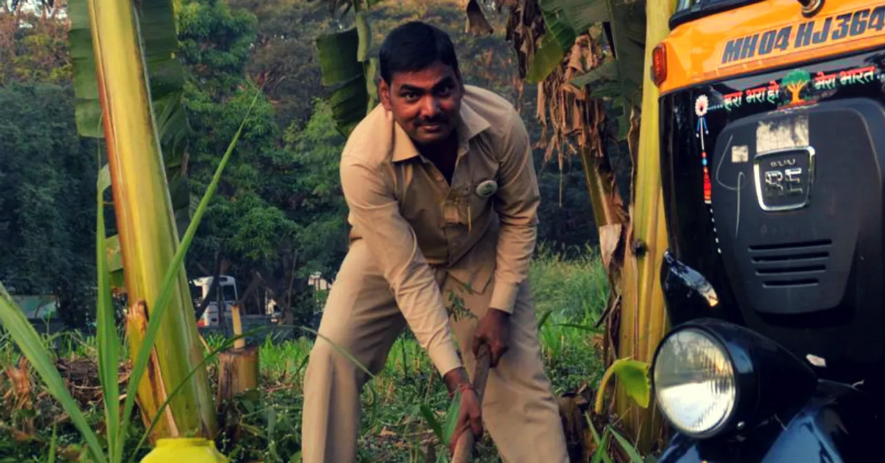 VIDEO: This 40-Year-Old Autorickshaw Driver has Planted Over 350 Saplings in a Year