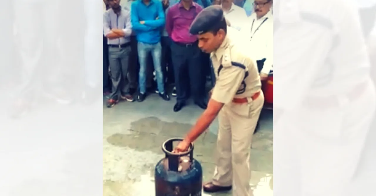 This Cop's 50-Second Tutorial on Tackling Fire Due to an LPG Leak Can Save Your Life Someday!